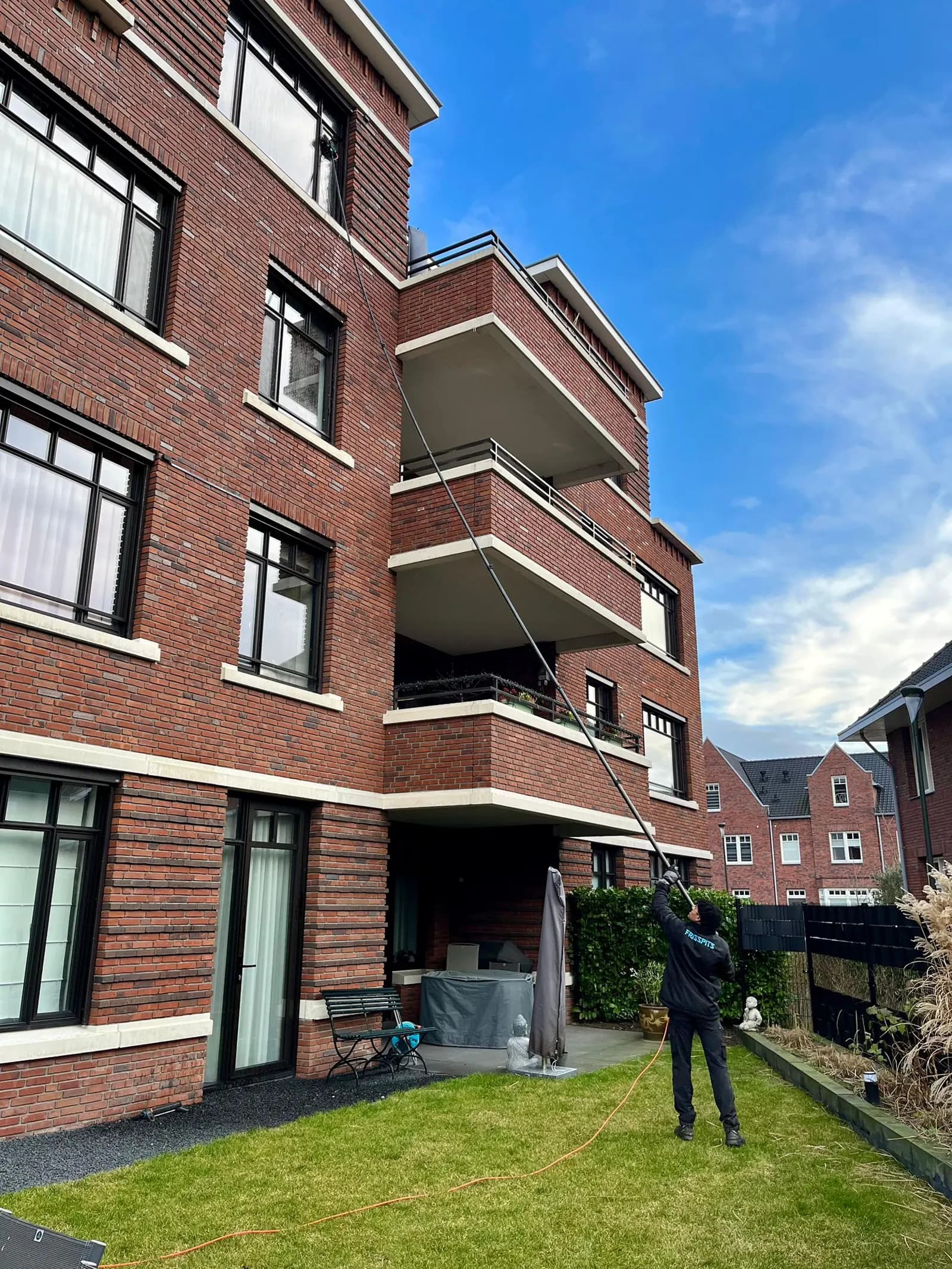 Frisspits glazenwasser aan het werk op hoogte