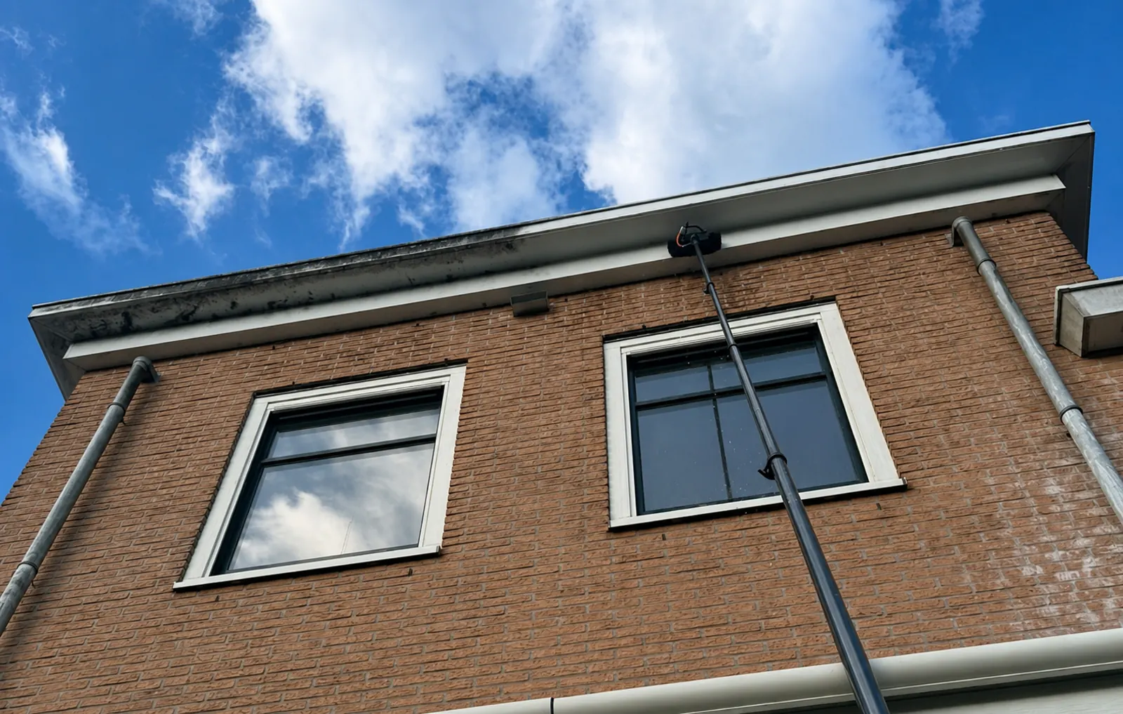 Professionele reiniging van de gevel en het houtwerk van een woning