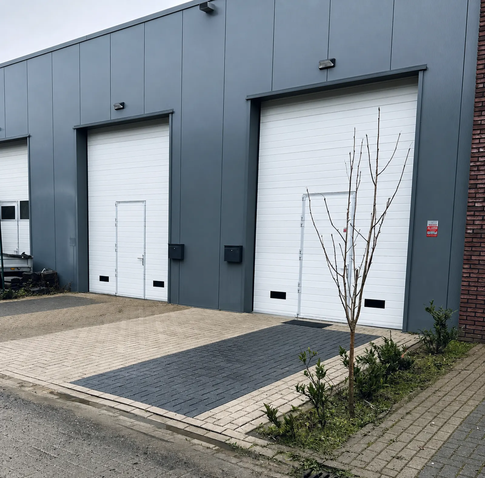 Gereinigd straatwerk en buitenterrein bij een bedrijfspand